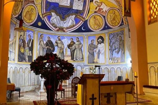 Altar_of_the_Roman_Catholic_curch_during_the_Christmas_holidays,_-_Church_of_the_Holy_Martyrs,_Marrakech,_Morroco